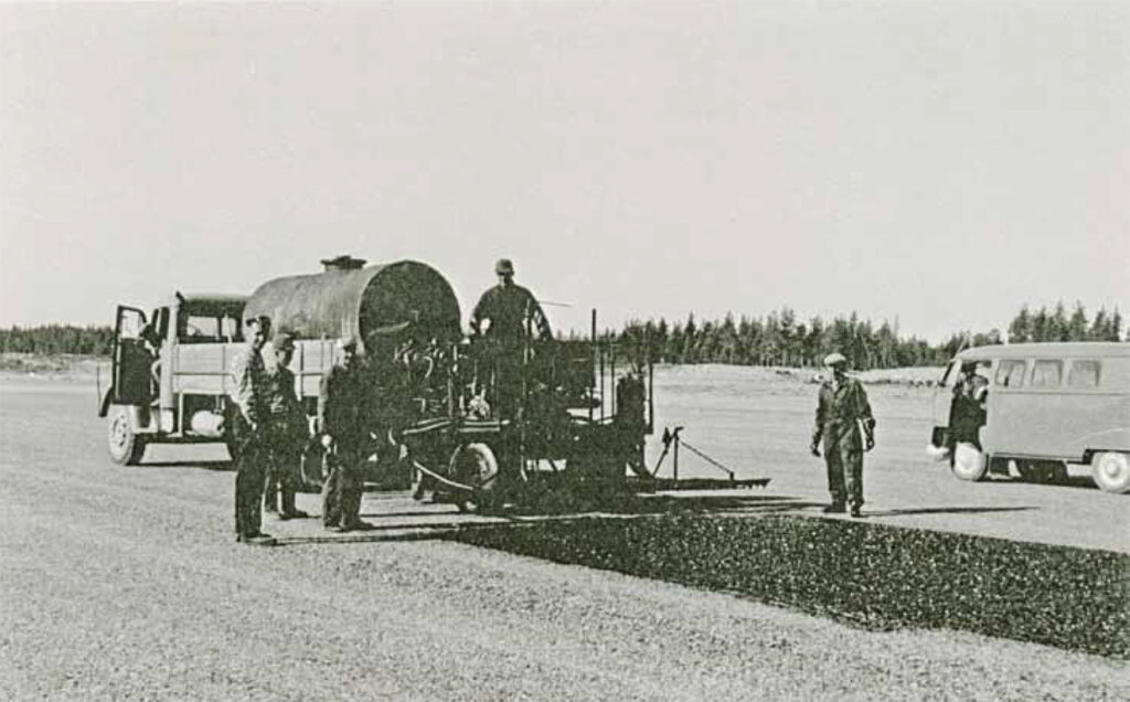 Bilden nedan: Pappa Helge med på asfalteringen av Kronoby Flygplats år 1960